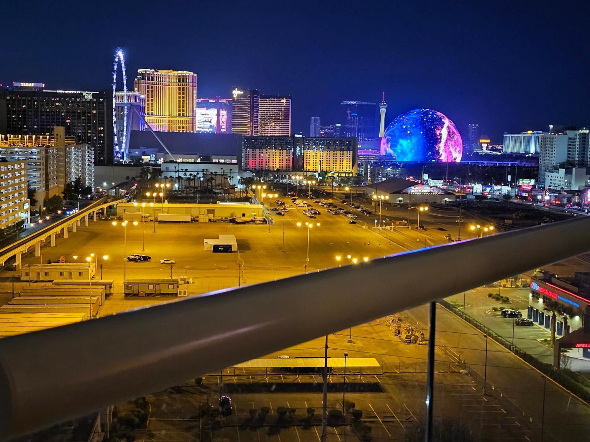 Strip & Sphere View - Separate Living Room - 2 Full Bath - Full Kitchen - Balcony - 900 Sqft - Mgm Signature Las Vegas Extérieur photo