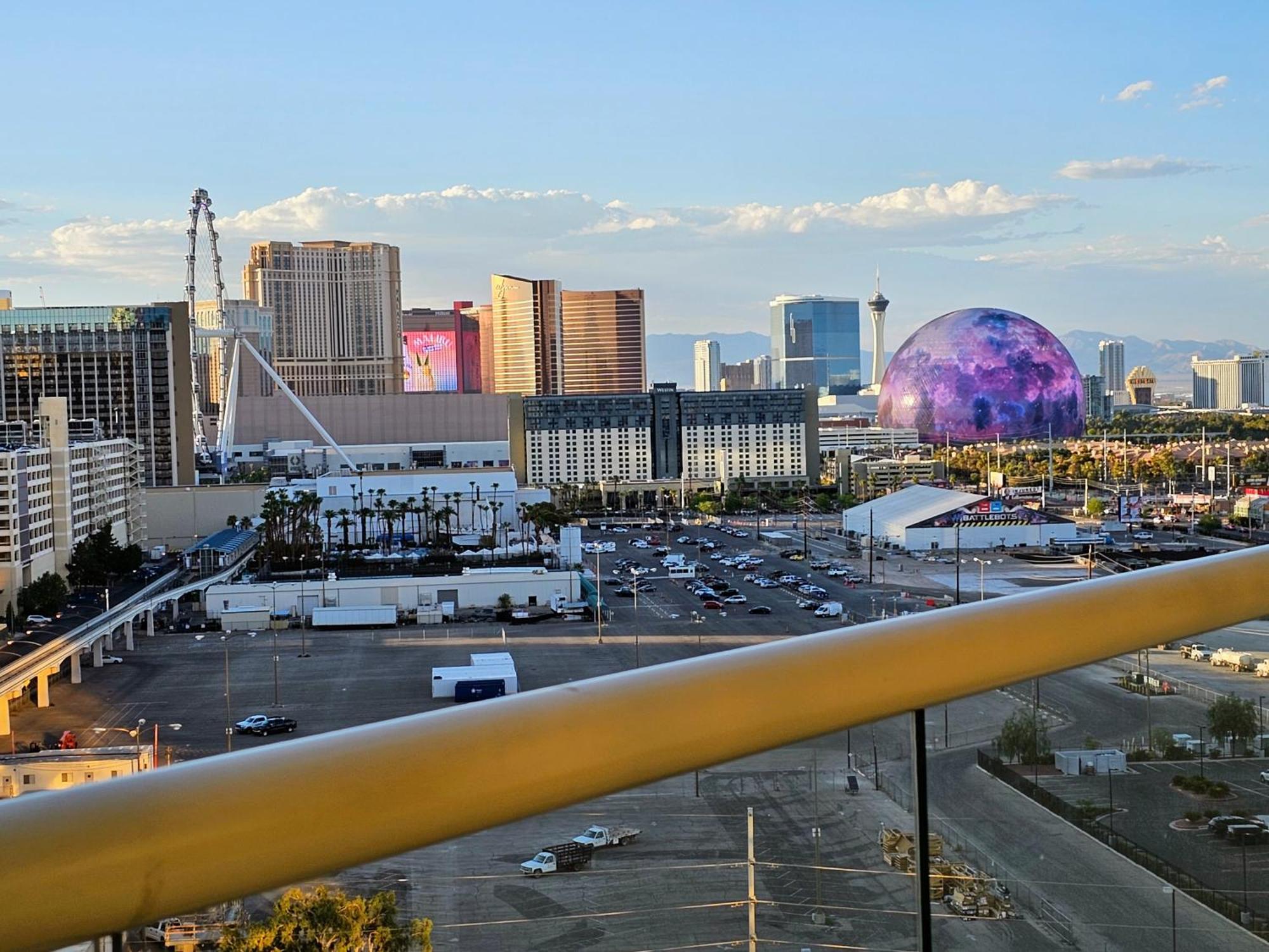 Strip & Sphere View - Separate Living Room - 2 Full Bath - Full Kitchen - Balcony - 900 Sqft - Mgm Signature Las Vegas Extérieur photo